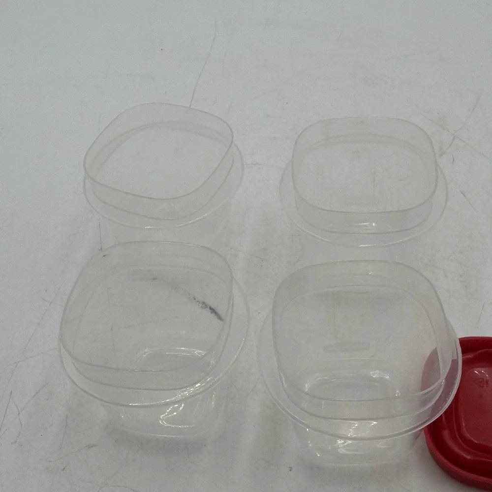 Set of 4 Rubbermaid Square 4 oz Storage Containers With Easy Find Lids 7J53